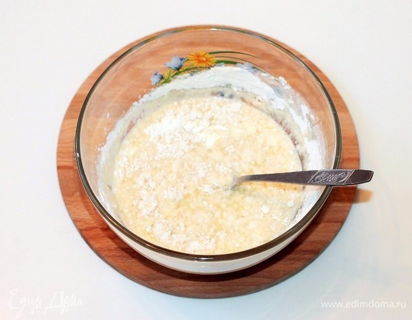 В молочно-яичную массу добавить мучную смесь, вымешать однородное тесто.