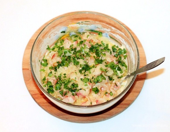 Затем в тесто добавить бекон с луком, петрушку и вымешать тесто.