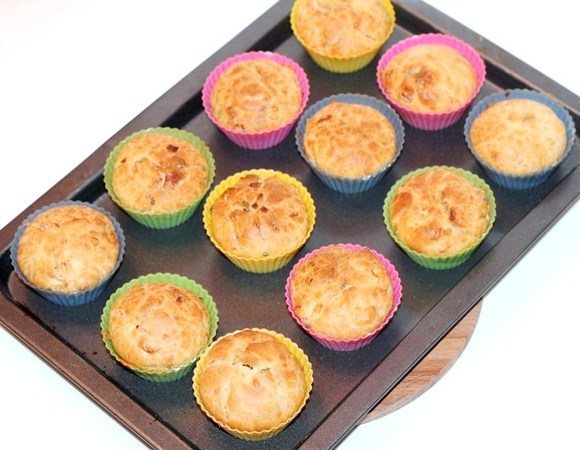 Выпекать маффины в разогретой духовке 20–25 минут.