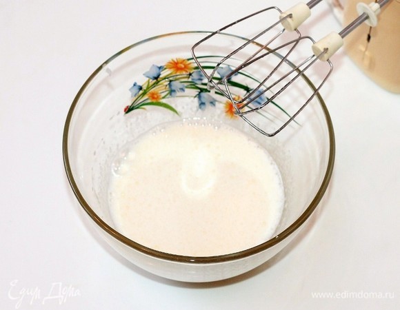 Яйца вместе с сахаром взбить блендером.