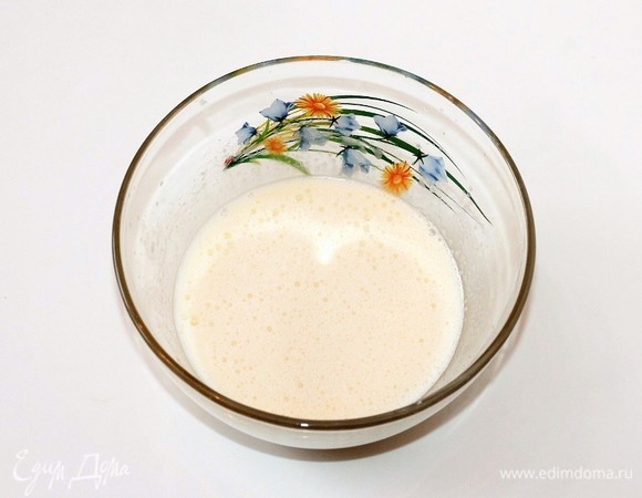 Не переставая взбивать, добавить 90 г размягченного сливочного масла.