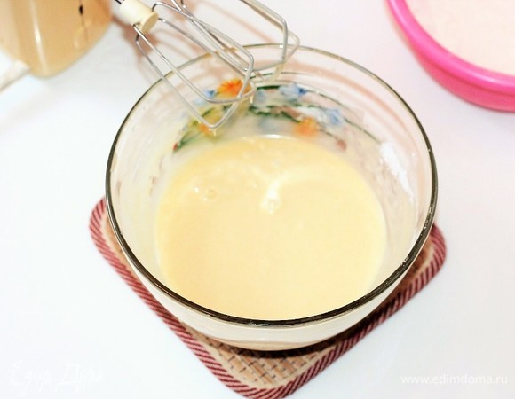 Всыпать половину муки с разрыхлителем и продолжать взбивать до получения однородной массы.