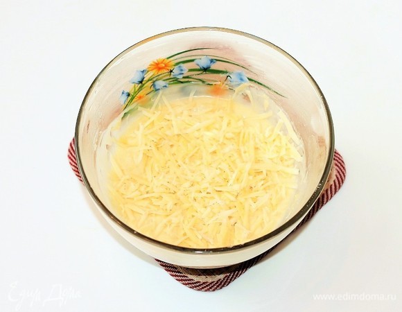 Сыр натереть на крупной терке и добавить в тесто.