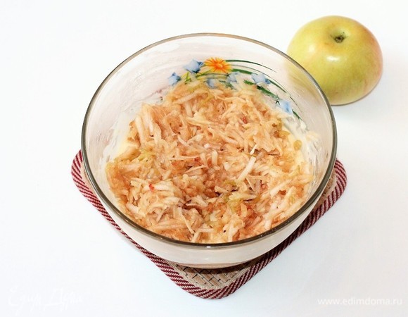 Яблоко натереть на крупной терке вместе с кожурой и тоже добавить в тесто.