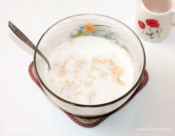 Влить молоко, всыпать оставшуюся муку, все хорошенько вымешать.