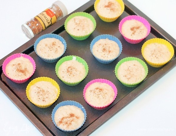 Формочки для маффинов смазать оставшимся сливочным маслом, наполнить тестом, посыпать сверху корицей.