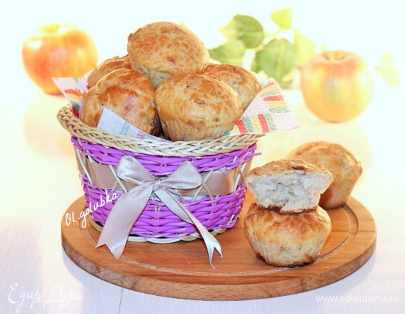 P. S. Я готовила двойную порцию этого рецепта. Первая порция — корицу посыпала сверху на маффины. На второй порции корицу посыпала на тертые яблоки. У меня один маленький сластена не любит корицу, поэтому попробовала вмешать ее в тесто — даже не заметил. Хотя в обоих порциях аромат корицы присутствовал.