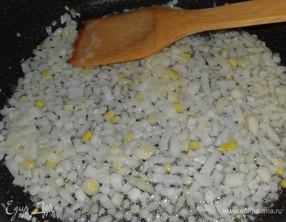 В сковороде разогреть растительное масло, положить лук и обжарить до золотистого цвета.