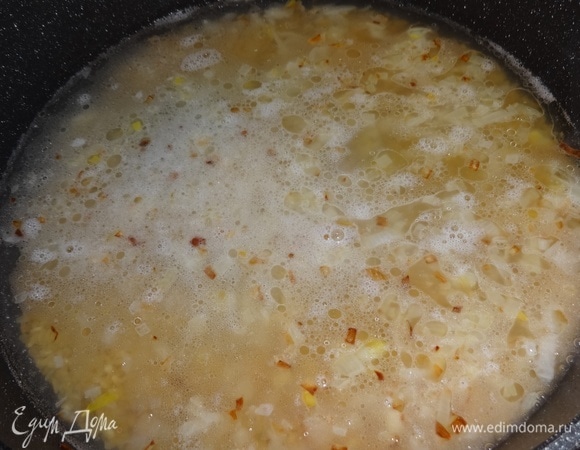 В сковороду влить теплую кипяченую воду, немного посолить, перемешать.