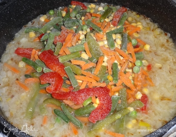 Всыпать овощную смесь, не размораживая. У меня овощная смесь, состоящая из стручковой фасоли, горошка, кукурузы, сладкого перца, моркови.