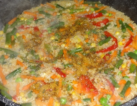 Посолить по вкусу, добавить перец и карри, перемешать. Тушить под крышкой еще 8–10 минут.