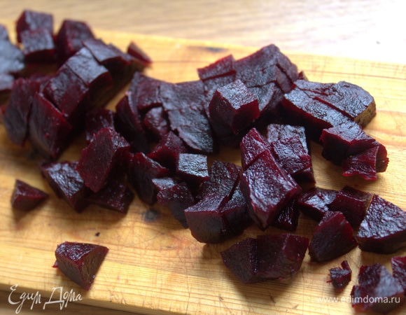 Свеклу отварить заранее, нарезать кубиком. У меня 1 шт.