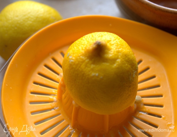 Из лимона выжать сок. Я брала половинку лимона.