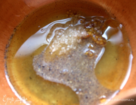 В сок добавить мед, оливковое масло, горчицу и специи.