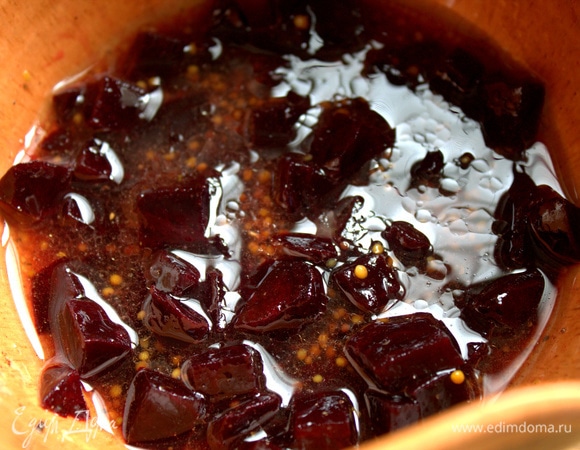 Перенести свеклу в соус.