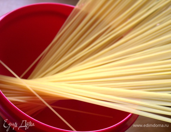 Спагетти засыпать в кипящую воду.