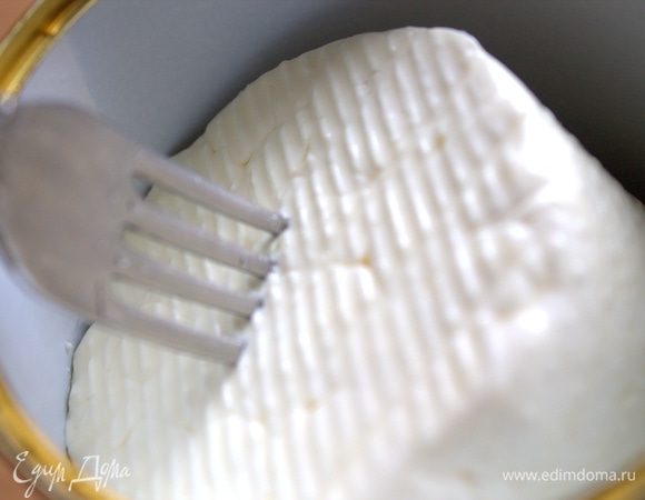 Сыр фету достать из рассола.