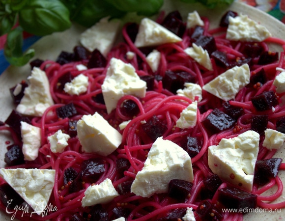 Разломать теплую фету, выложить на спагетти.