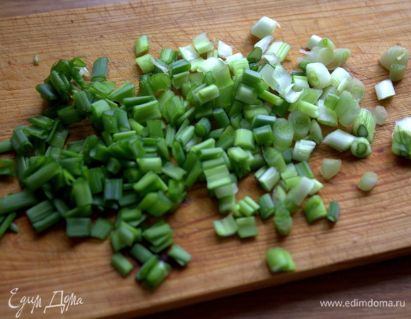 Нарезать зеленый лук. Первый урожай с окна.