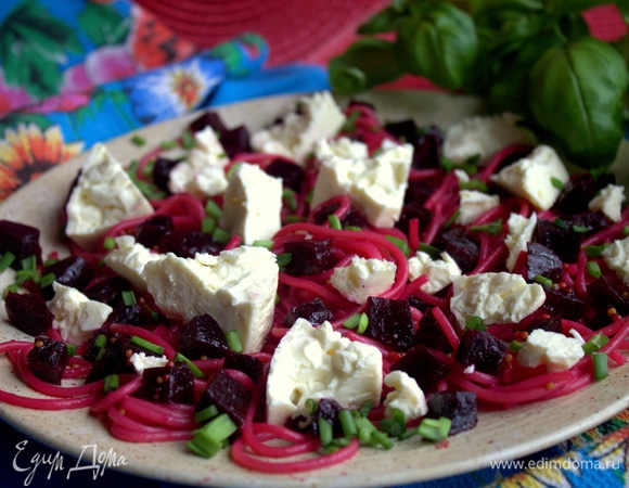 Посыпать луком блюдо и подать.