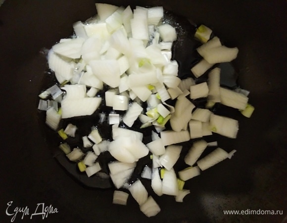 Лук нарезать кубиками. Разогреть в одной сковородке ложку сливочного и ложку растительного масел. Всыпать лук, готовить, помешивая, 5 минут.