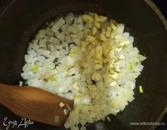 Всыпать нарезанный чеснок, готовить еще 2–3 минуты. У автора чеснока не было — это моя добавка. Но была морковь, можно попробовать с ней.
