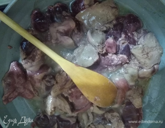 В это же время на другой сковородке также разогреть оба вида масла (по ложке) и обжарить до готовности печень, в конце добавить соль и перец. Немного остудить.