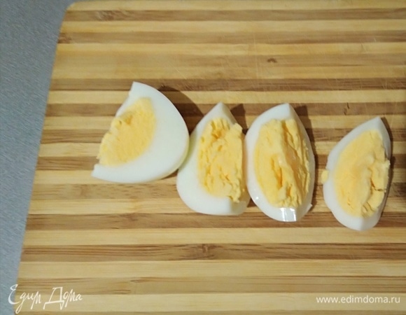 Яйцо отварить, остудить, нарезать.