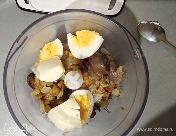 Теперь понадобится техника. Можно пропустить через мясорубку, а потом взбить блендером. Я измельчила в измельчителе с насадкой «нож», а потом пробила погружным блендером. Соединить печень, лук с чесноком, яйцо и оставшееся сливочное масло (я заранее достала его из холодильника).