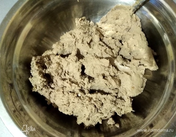 Когда масса станет однородной, влить коньяк (я пропустила этот шаг). Попробовать на соль, если нужно — добавить. Убрать паштет в миску с крышкой или свернуть рулетом в фольгу. Убрать в холодильник на ночь.