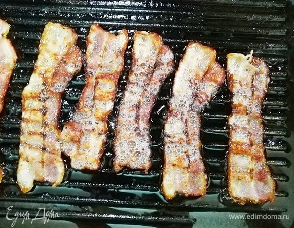 Обжарить бекон на смазанной оливковым маслом сковороде.