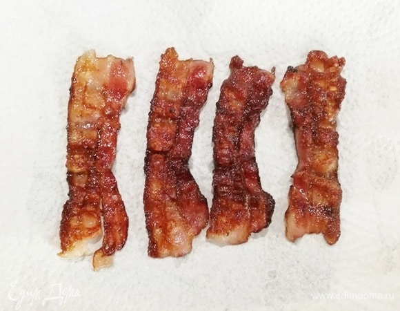 Переложить бекон на бумажное полотенце, чтобы убрать излишки жира.