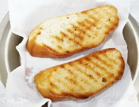 На сковороде, где жарился бекон, обжарить хлеб с двух сторон.