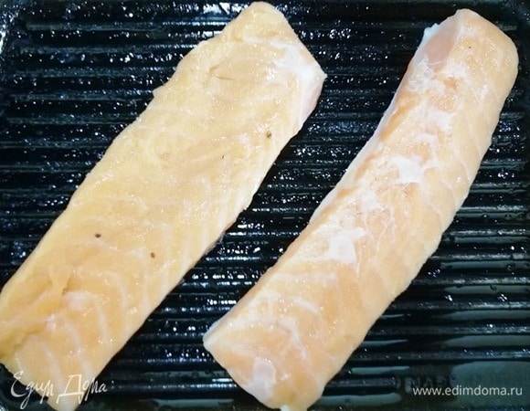 В ту же сковороду выкладываем семгу кожей вниз. Обжариваем с двух сторон до готовности.