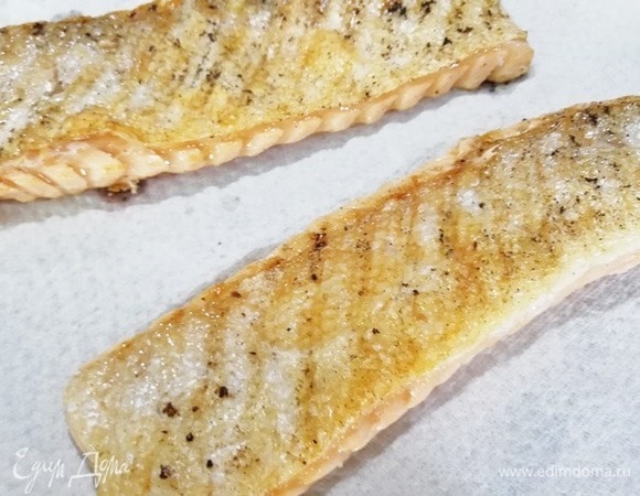 Я жарю по 1,5 минуты с каждой стороны, чтобы рыба осталась сочной внутри, но корочка была хрустящей.