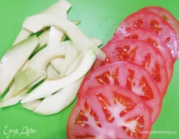 Помидор нарезаем кружками. Авокадо режем тонкими полосками и сбрызгиваем лимонным соком, чтобы не потемнел.