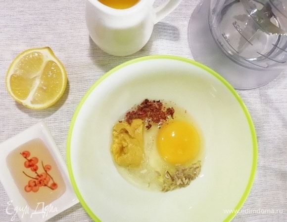 Приготовим майонез: соединим яйцо, горчицу, соль, перец, фенхель, сок половины лимона. При непрерывном взбивании в блендере тонкой струйкой вольем оливковое масло. Добавить яблочный уксус и перемешать ложкой.