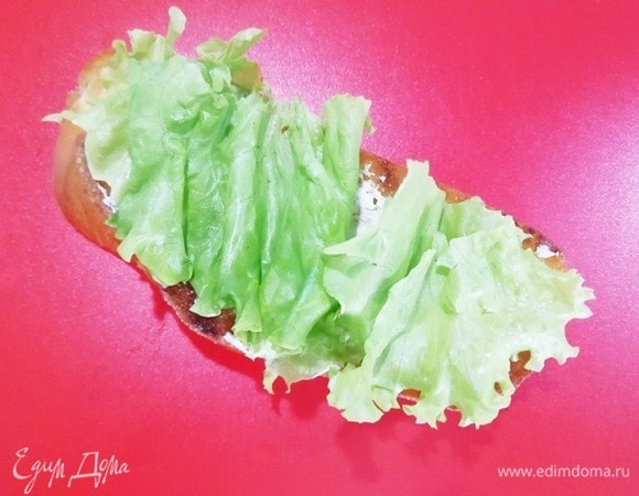 Ломтик хлеба смазываем майонезом, кладем листья салата.