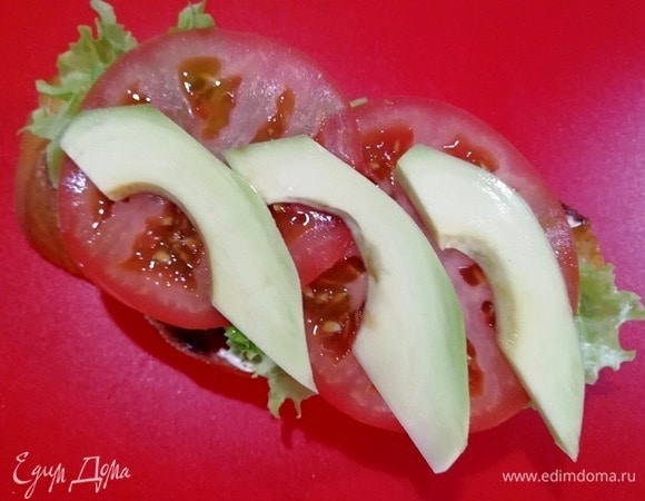 Выкладываем помидоры и авокадо.