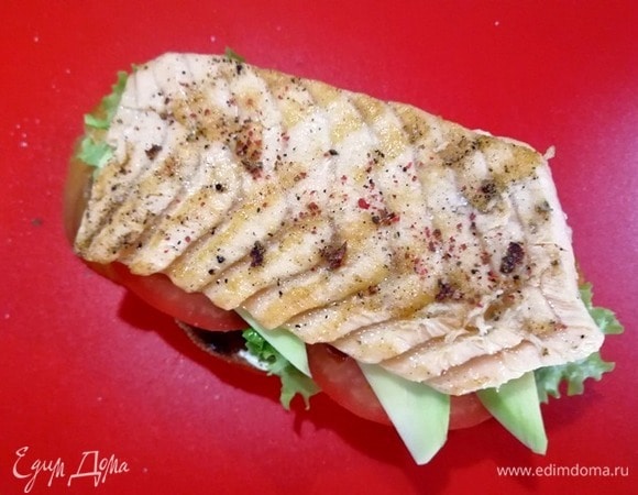 С рыбы снимаем кожу, кладем ее поверх овощей. Солим и перчим.