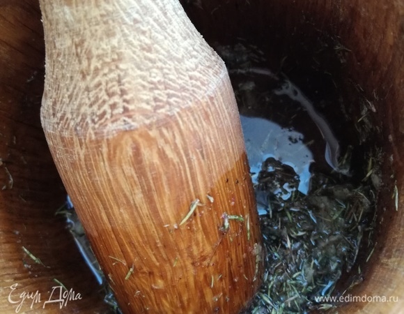 Приготовить маринад. В ступке смешать все ингредиенты: чеснок, тимьян, соль, перец черный молотый, лимонную цедру, сок половинки лимона и растительное масло.
