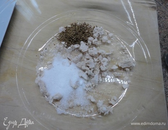 Пряности (по вашему вкусу, можно и кориандр) растереть в ступке. Смешать с растертыми дрожжами, солью и сахаром. Развести водой.