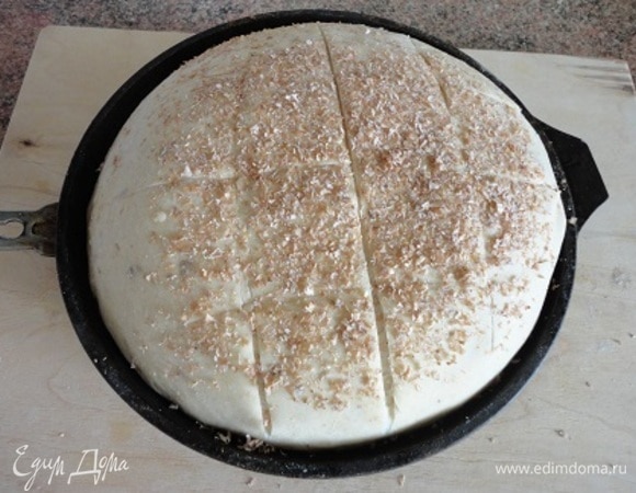 Посыпьте стол отрубями и сформируйте булку (по желанию), оставьте в теплом месте расстаиваться. На подошедшей булке сделайте надрезы (по желанию).