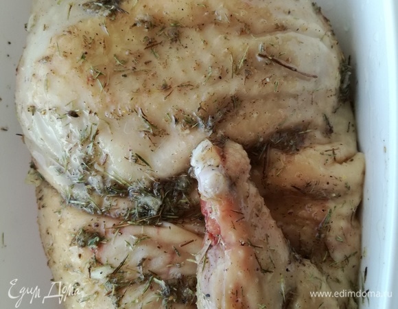 Маринад распределить по тушке цыпленка. И оставить мариноваться минут на 30 под крышкой.