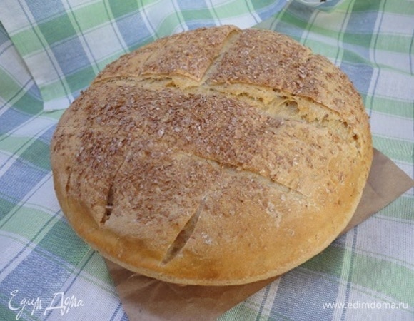 Поставьте в сильно разогретую духовку (220–250°C) на 15 минут. Затем огонь убавьте до 200°C и выпекайте еще 50 минут.