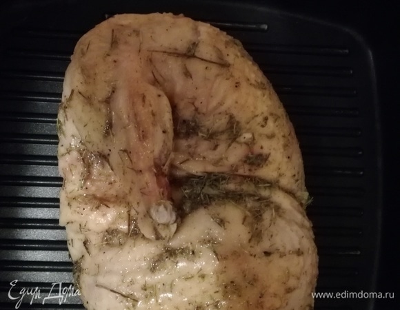 Обжарить на хорошо разогретой сковороде-гриль с двух сторон.