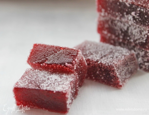 Оставить остывать на несколько часов (я оставила на 1 час при комнатной температуре, затем на часа 4 поставила в холодильник). Остывший мармелад нарезать на порционные кусочки, обвалять в сахаре и наслаждаться)