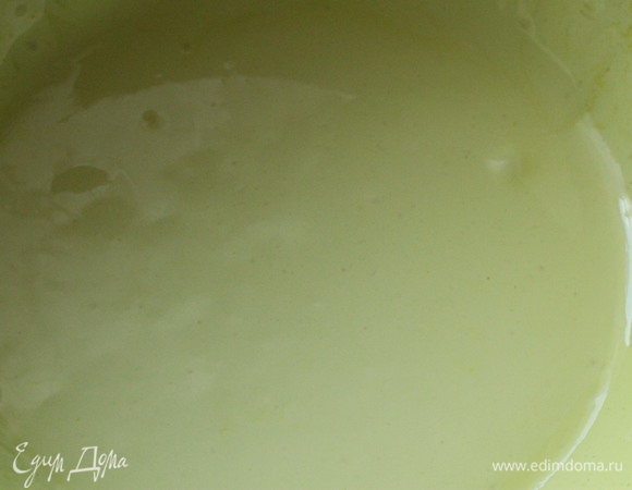 Для приготовления начинки довести до кипения сливки, вылить их на белый шоколад, пробить блендером.