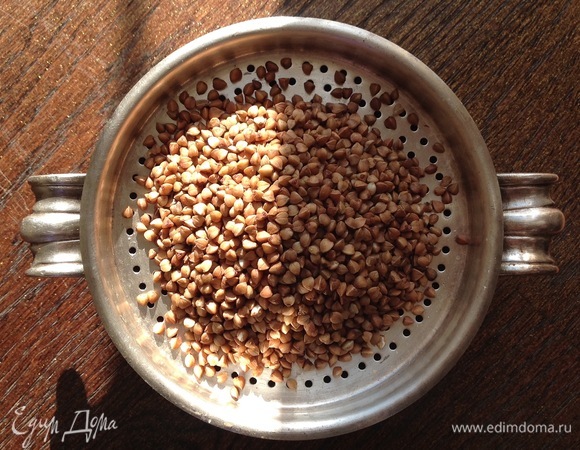 Промыть гречку. засыпать в бульон. Посолить, положить лавровый лист.