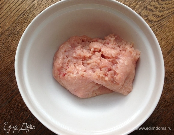 Фарш посолить, добавить желток, веточку петрушки, скатать маленькие фрикадельки.